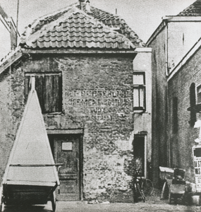 863696 Gezicht in het Paddemoes in Wijk C te Utrecht, met het achterhuis van het Burger Hotel en Kosthuis 'Zuid ...